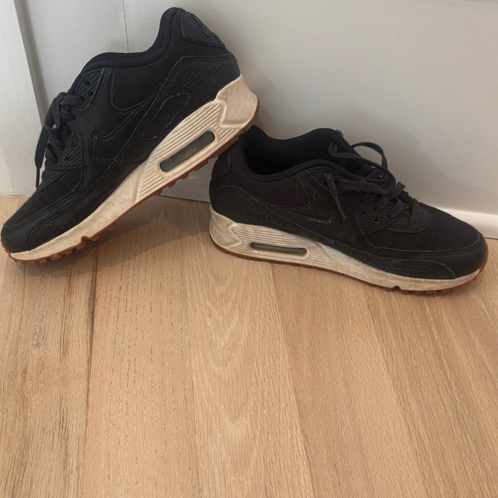 Nike Women's Black Sneakers with White Midsole